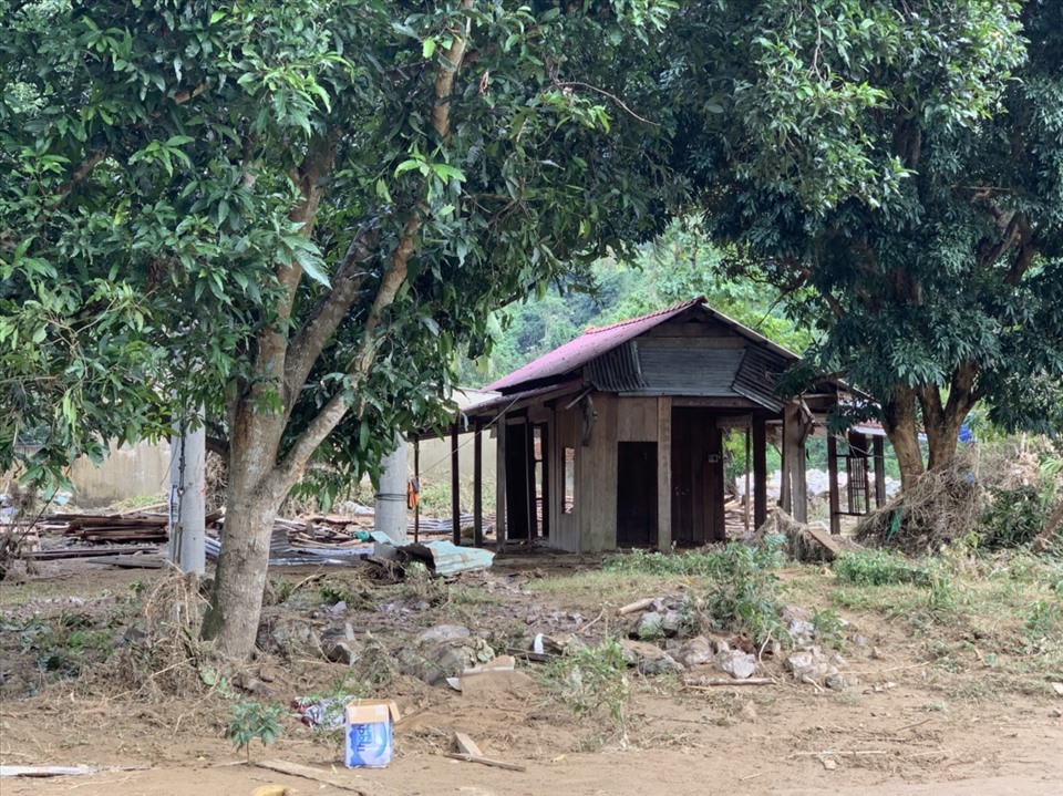 Nhiều nhà dân ở huyện Nam Giang bị trôi sạt tài sản, hư hỏng nặng. Ảnh: V.Ng
