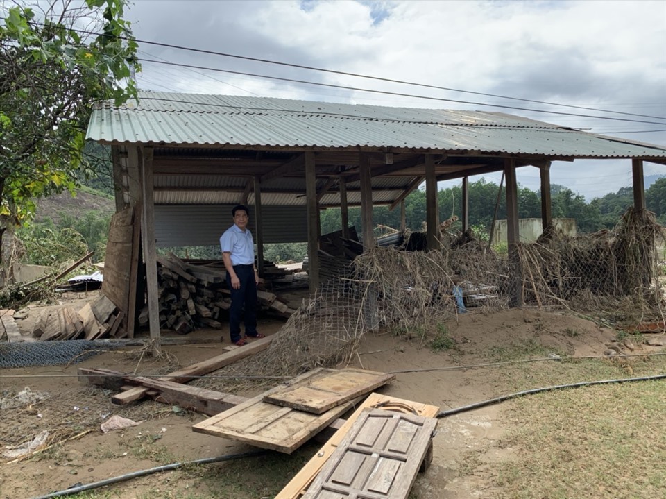 Nhiều nhà dân ở huyện Nam Giang bị trôi sạt tài sản, hư hỏng nặng. Ảnh: V.Ng