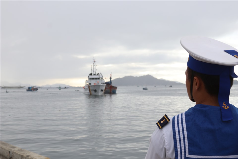 Từ sáng sớm thân nhân các thuyền viên chờ đợi ở cảng Ba Ngòi. Ảnh: Phương Linh