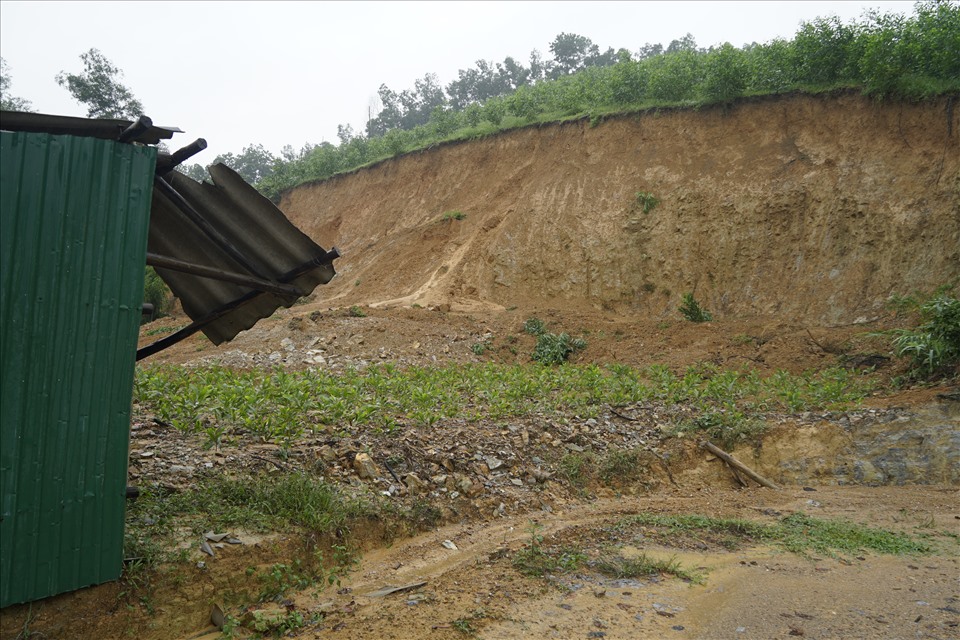 Một hộ dân ở xã Thanh Hương (Thanh Chương Nghệ An) khoét chân núi lấy đất làm trang trại, dựng lán trại. Ảnh: Quang Đại