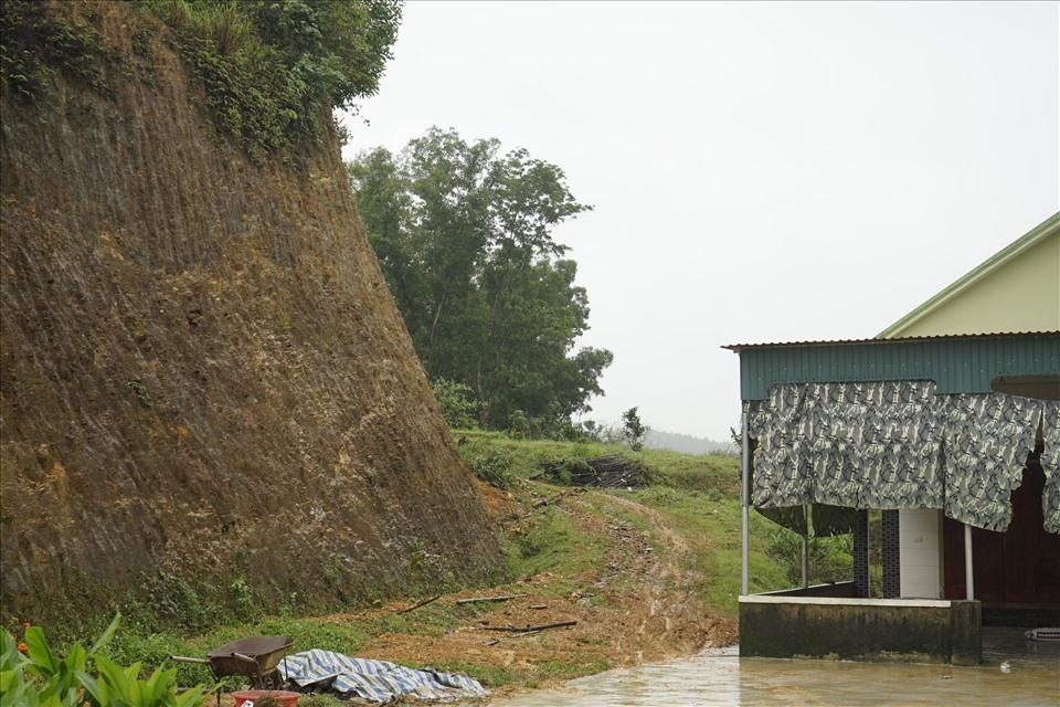 Một hộ dân ở xã Thanh An (Thanh Chương), làm nhà dưới chân núi đã bị “khoét” rỗng chân. Ảnh: Quang Đại
