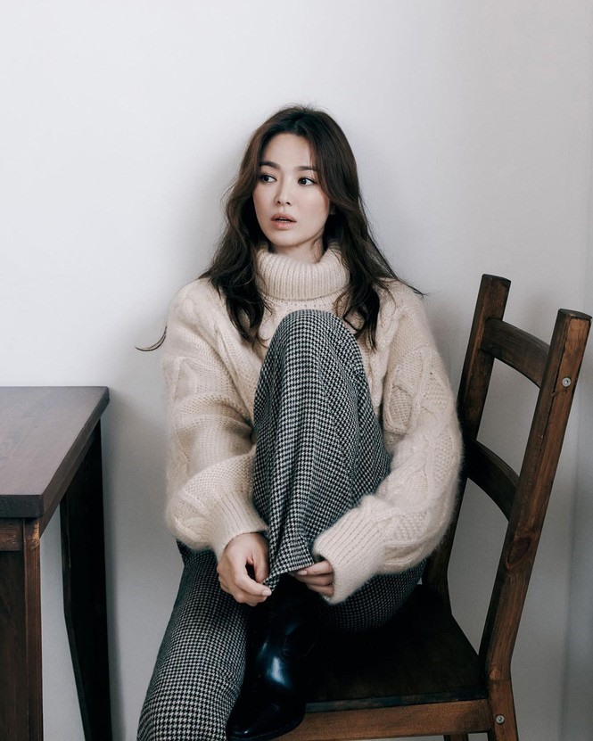 Song Hye Kyo được biết đến là nữ diễn viên gắn liền với những phong cách sang cách lạnh lùng. Nguyên nhân một phần do cô sở hữu đôi mắt đượm buồn, sâu sắc khiến cho gout ăn mặc của cô nàng có phần nào chịu ảnh hưởng.