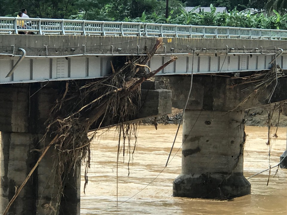 Dấu vết vụ ngập lụt kinh hoàng ở xã Cà Dy do thủy điện Đăk Mi4 xả lũ. Ảnh: Tường Minh