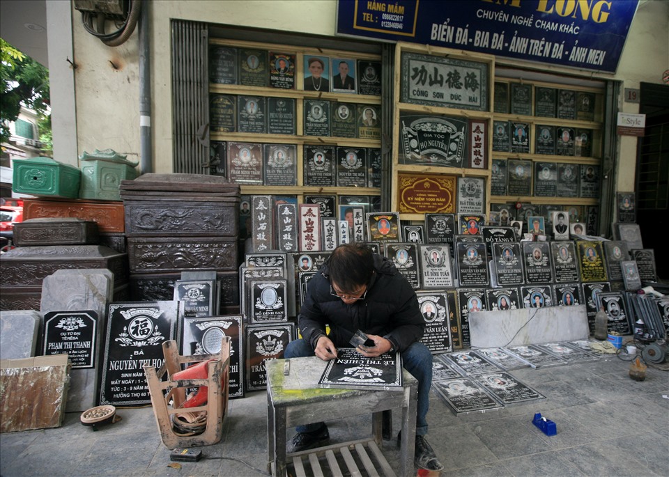 Nằm trong một phố cổ nhỏ bé và sầm uất vẫn còn có một số hàng buôn bán đồ gốm, sành sứ, cối đá, bia đá, bia mộ chí, đã được người dân Hà Thành biết tới với những người nghệ nhân đẽo tạc tinh xảo trên những phiến đá. Đó là phố Hàng Bạc và Hàng Mắm. Trải qua thăng trầm cùng Thăng Long - Hà Nội, nghề chạm khắc bia đá, bia mộ chí đã được truyền đến đời con cháu hiện nay. Các nghệ nhân đã và đang duy trì và phát huy tinh hoa gia truyền từ đời các xưa để lại.