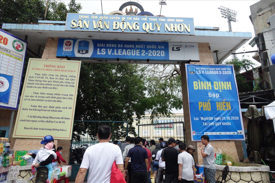 Khán giả ùn ùn kéo đến sân Quy Nhơn trước khi trận đấu diễn ra chừng 1h đồng hồ. Ban tổ chức không tiến hành bán vé, vì thế càng thu hút đông fan của đội bóng đến sân.