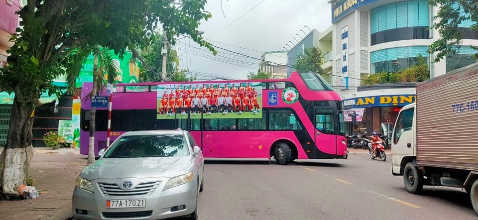 Nhà tài trợ đã chuẩn bị sẵn một chiếc xe mui trần cho đội Bình Định rước Cúp ngay sau trận đấu.