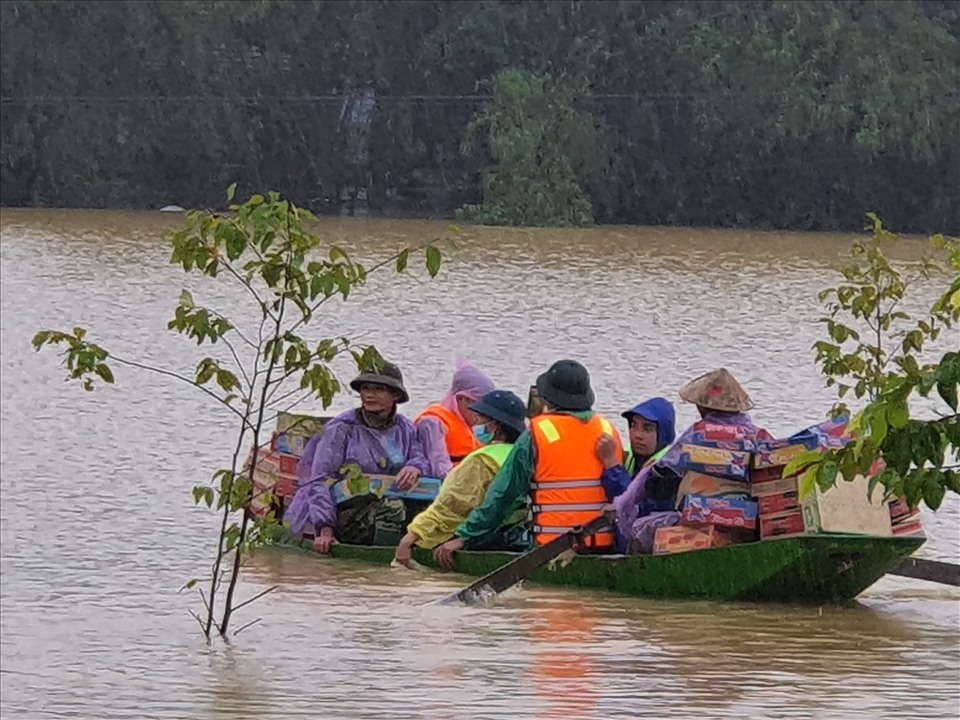 Đoàn thiện nguyện tiếp tế cho người dân vùng lũ xã Thanh Mai. Ảnh: Quang Đại