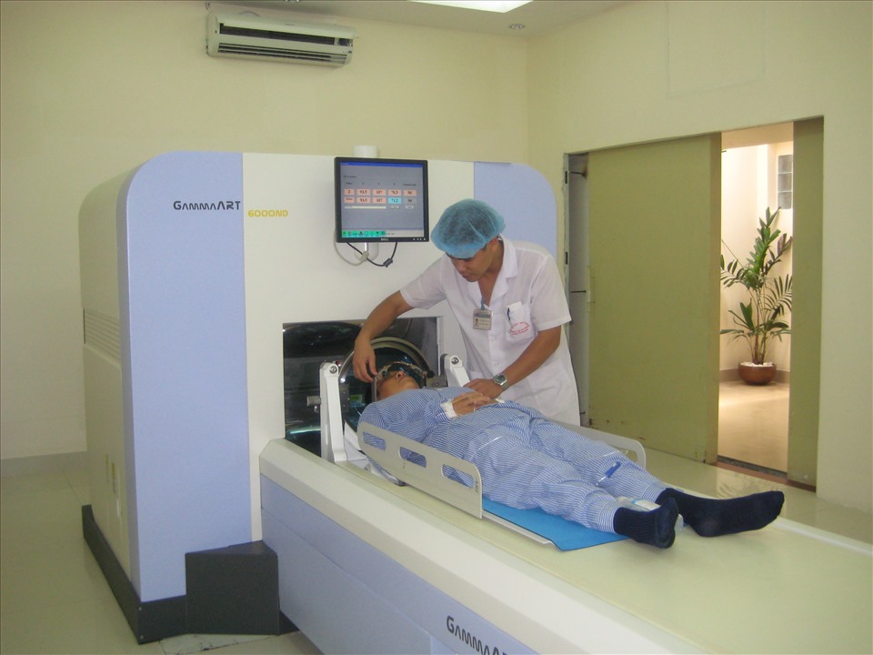 Bác sĩ kiểm tra bệnh nhân xạ phẫu bằng dao gamma quay. Ảnh: BV Bạch Mai cung cấp