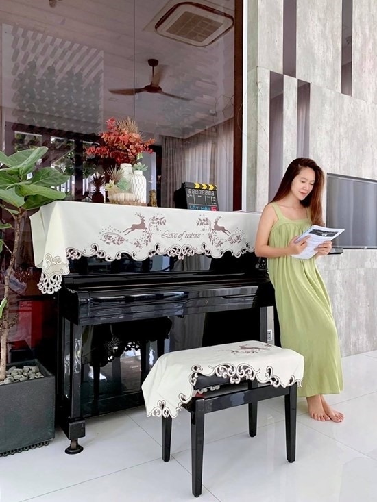 Ở phòng khách, Minh Hà đặt một cây đàn piano màu đen sang trọng.