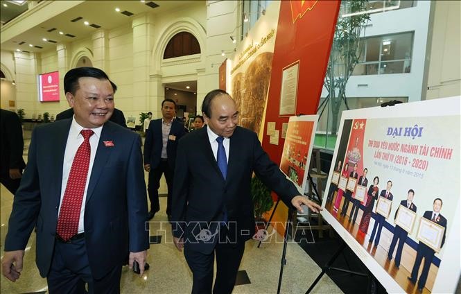 Thủ tướng Nguyễn Xuân Phúc xem trưng bày ảnh tại Đại hội. Ảnh: Thống Nhất/TTXVN