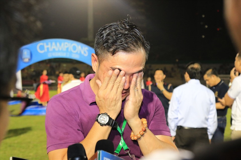Cựu huấn luyện viên của đội Sài Gòn, Thanh Hóa lấy tay dụi mắt khi trả lời phỏng vấn sau trận đấu. Dưới sự dẫn dắt của ông, đội Bình Định vô địch hạng Nhất 2020 với 35 điểm. Đội có 11 trận thắng, 2 trận hòa và có 3 trận thua. Đặc biệt ở giai đoạn 2, đội toàn thắng cả 5 trận.
