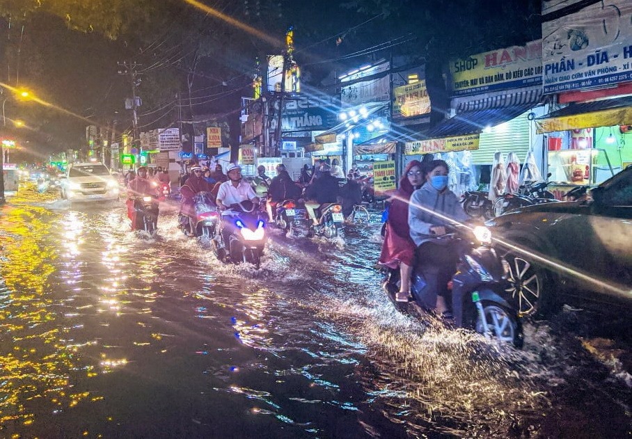 Đường Lê Văn Thọ (quận Gò Vấp) ngập nước sau mưa lớn.  Ảnh: Anh Tú