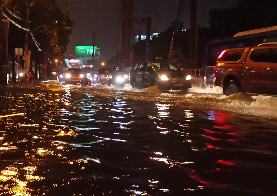 Nước ngập trên đường Nguyễn Hữu Cảnh.  Ảnh: Chân Phúc