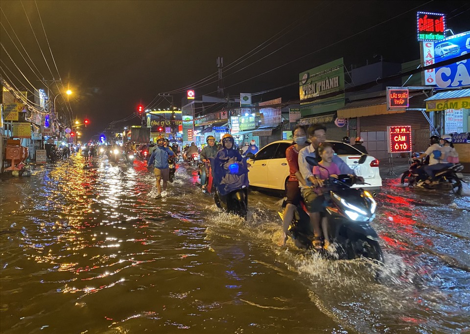 Quốc lộ 50 chìm trong biển nước.  Ảnh: Thanh Vũ