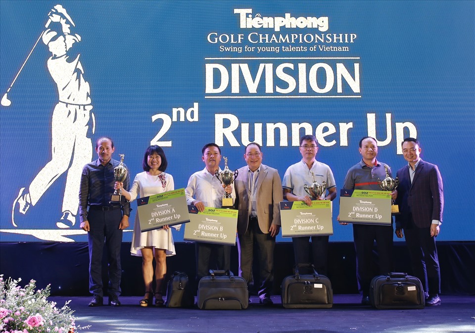 Ban tổ chức trao các giải thưởng tại Tiền Phong Golf Championship 2020. Ảnh: Dương Triều