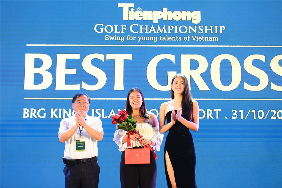 Golfer Thảo My nhận phần thưởng của Ban tổ chức. Ảnh: Dương Triều