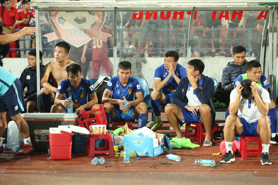 Quảng Nam xuống hạng với 18 điểm vì kém Nam Định về hiệu số phụ 2 bàn thắng. Ảnh: Nguyễn Phú