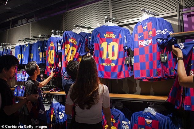 Du lịch bị hạn chế cũng khiến cho cổ động viên không thể đến thăm sân Camp Nou và các cửa hàng của câu lạc bộ. Ảnh: Getty Images