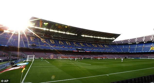 Sân Camp Nou không khán giả khiến Barca mất đi một nguồn thu lớn. Ảnh: AP
