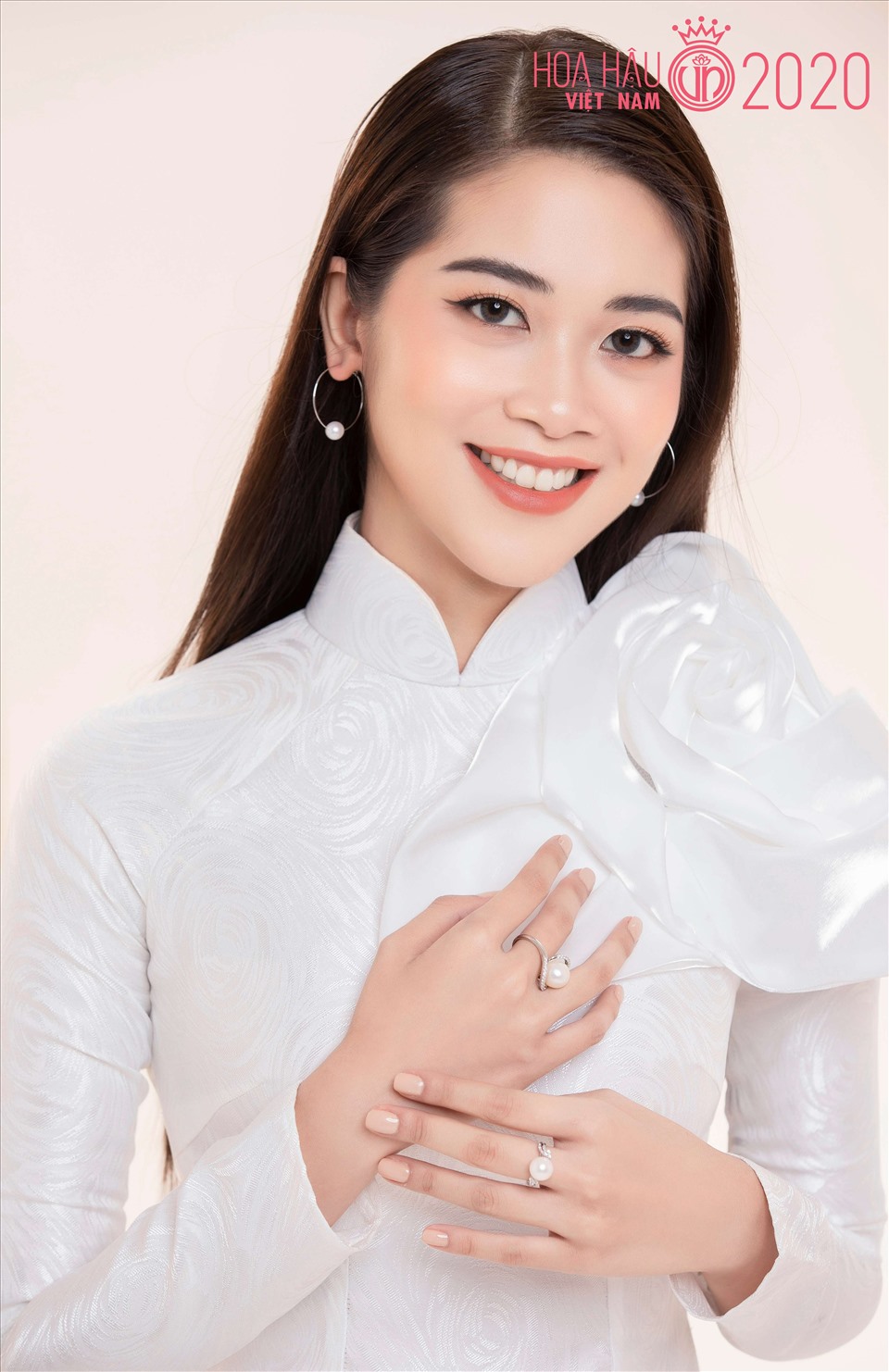 Vũ Quỳnh Trang sinh năm 1997, đến từ Nam Định. Cô từng tốt nghiệp ngành Truyền thông Quốc tế tại Học viện Ngoại giao. Cô vốn không phải gương mặt quá xa lạ với khán giả bởi trước đó, Quỳnh Trang từng lọt top 10 Miss Universe Việt Nam 2019. Ảnh: Lê Thiện Viễn.