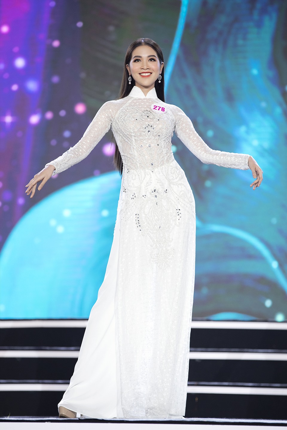 Người đẹp Nam Định còn có gương mặt sáng và nụ cười rạng rỡ. Bởi vậy, nhiều người không quá ngạc nhiên khi Quỳnh Trang lọt top 35 thí sinh vào chung kết Hoa hậu Việt Nam. Ảnh: Kiếng Cận.