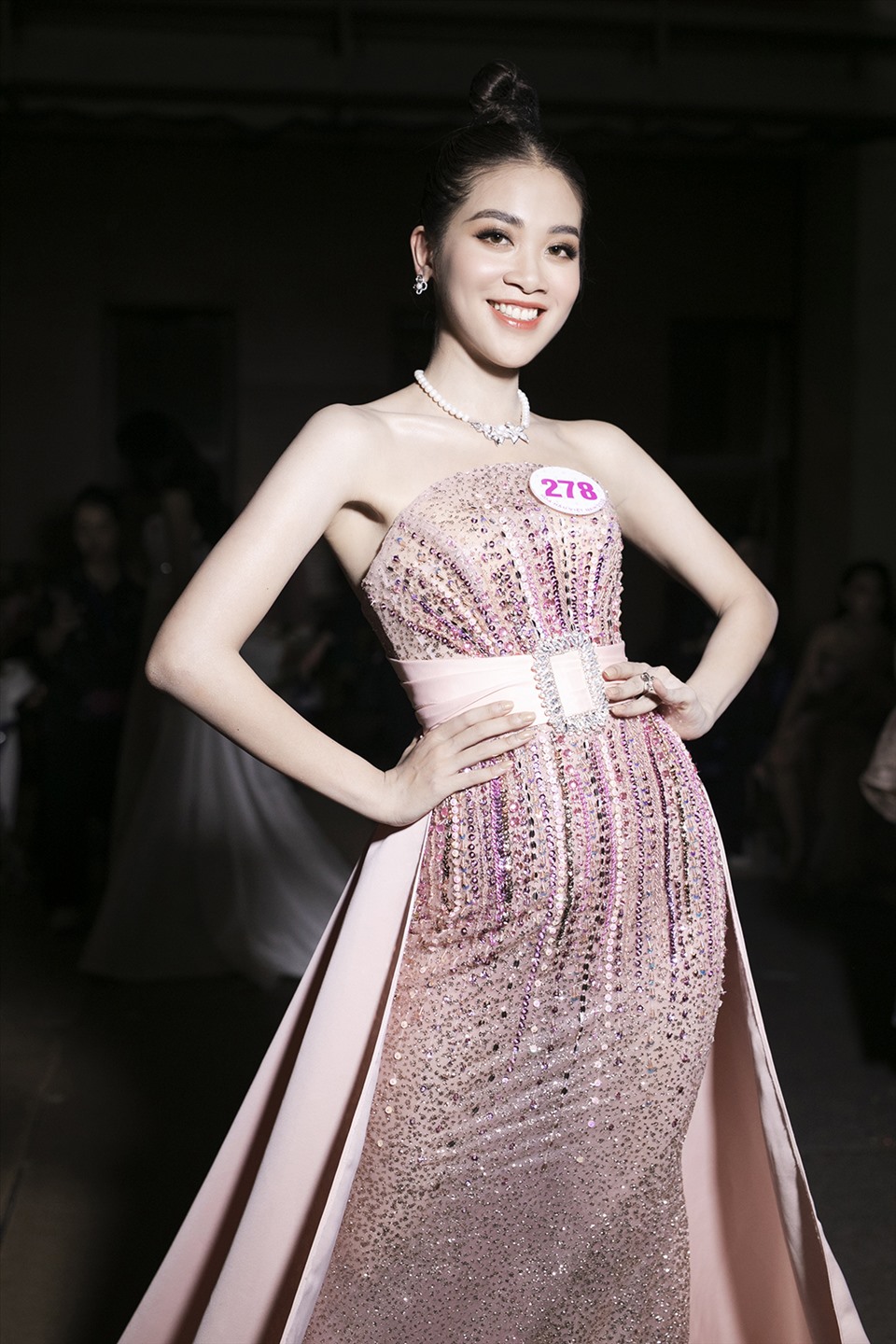 Trước đó, Quỳnh Trang được đánh giá là người thông minh, khéo léo tại Miss Universe Việt Nam 2019. Cô cũng giành được giải phụ “Người đẹp bản lĩnh” trong cuộc thi năm đó. Ảnh: Kiếng Cận.