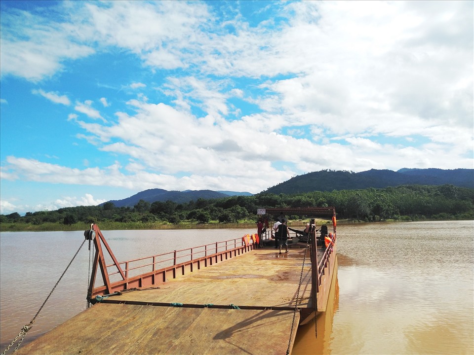 Một góc bến đò A Sanh trên dòng sông Pô Kô. Ảnh T.Tuấn