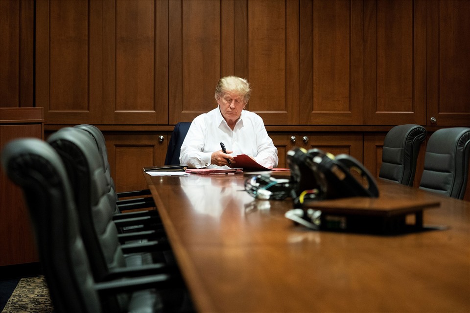 Ông Donald Trump làm việc trong phòng tổng thống tại Trung tâm Quân y quốc gia Walter Reed ngày 3.10.2020. Ảnh: Nhà Trắng