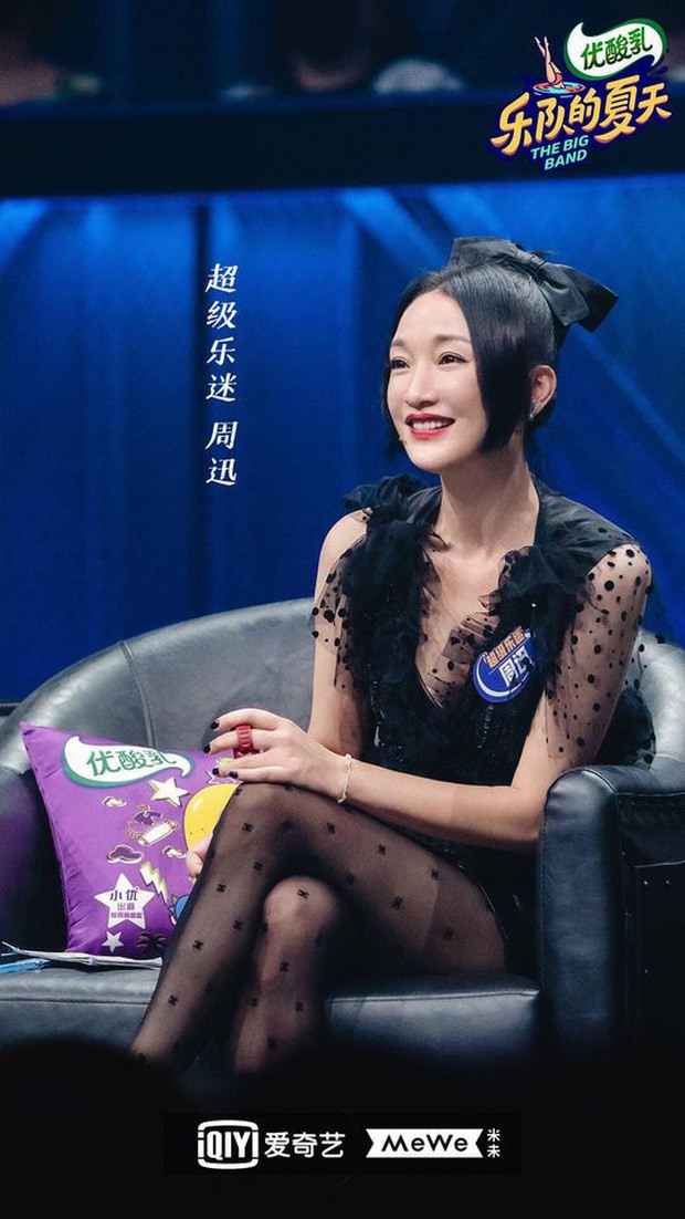 Bước vào tuổi 45, Châu Tấn vẫn giữ được vẻ đẹp và sắc vóc của mình. Trong một chương trình, cô diện bộ đầm ren xuyên thấu chấm bi cùng kiểu tóc đính nơ điệu đà. Ảnh: Cắt show