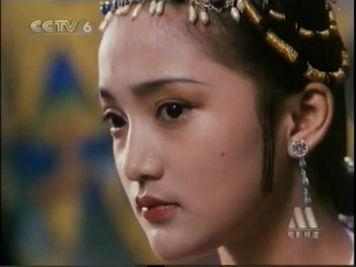 Năm 1991,cô được mời đóng phim “Cổ mộ hoang trai” lúc đó Châu Tấn chỉ mới 17 tuổi.. Đóng xong phim này, Châu Tấn về quê học hết cấp ba. Ảnh: Cắt phim