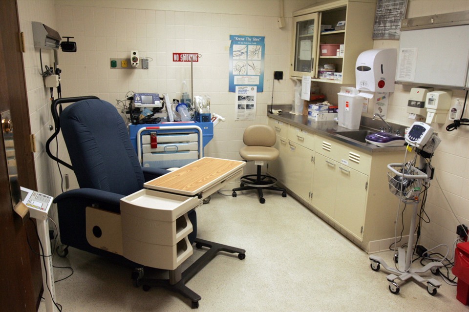 Trung tâm có phòng kiểm tra bệnh riêng. Toàn bộ bệnh viên gồm 244 giường, bao gồm cả 50 giường ICU.