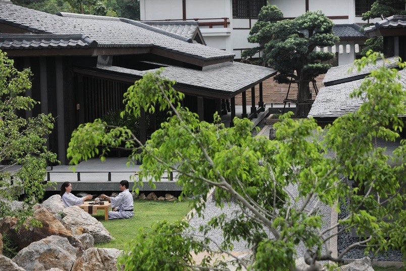 Khoáng nóng onsen trở thành một sự lựa chọn lý tưởng cho những ai thích khám phá các trải nghiệm độc đáo và tinh tế trong nghỉ dưỡng. Với hình ảnh này, bạn sẽ được chứng kiến sự tươi mới của mùa đông và làn da được cải thiện nhờ các khoáng chất tự nhiên của dòng nước nóng.