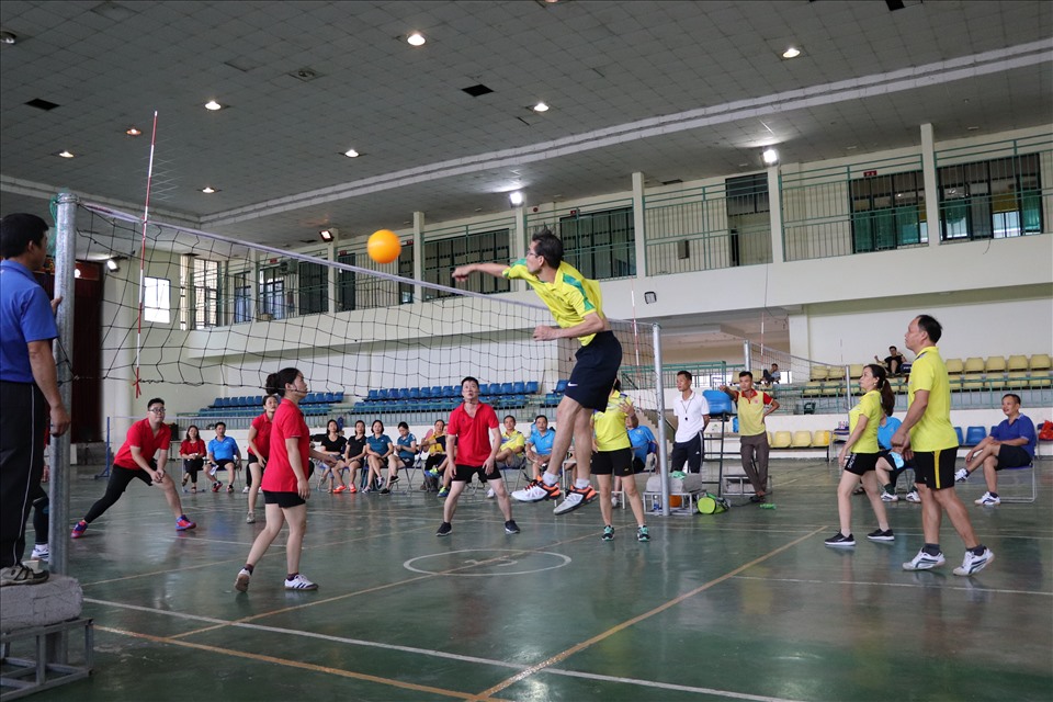 Trận thi đấu tranh giải nhất nội dung bóng chuyền hơi nam nữ giữa đội bóng Ủy ban MTTQ Việt Nam tỉnh và Đội bóng Hội Liên hiệp phụ nữ tỉnh. Ảnh: Ngọc Liêm.