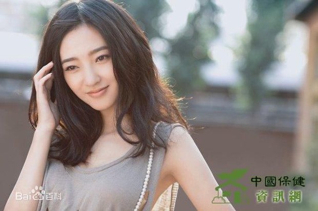 Vương Lệ Khôn là người Mông Cổ. Cô nổi tiếng với nhan sắc mong manh, trong trẻo như nắng sớm kể cả khi không trang điểm. Chính vì vậy cô còn được cư dân mạng ưu ái gọi là “nữ thần mặt mộc” đẹp nhất Trung Quốc. Ảnh: Weibo