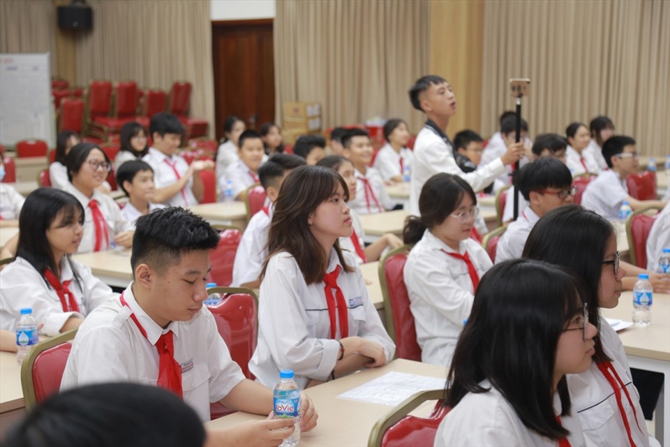 Buổi nói chuyện của thầy Đỗ Thái Đăng đã thu hút đông đảo học sinh tham gia. Ảnh: Tuổi trẻ thủ đô.