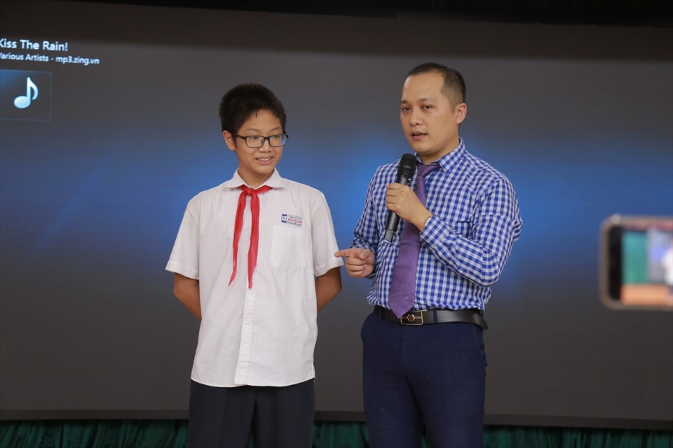 Các em học sinh lớp 8A1 mạnh dạn đặt câu hỏi và mong muốn cùng thầy Đỗ Thái Đăng. Ảnh: Tuổi trẻ thủ đô.