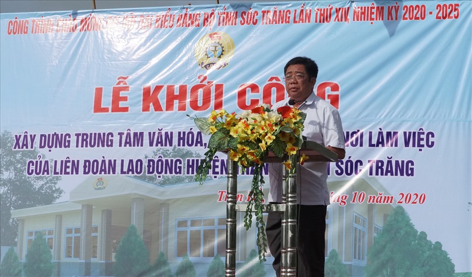 Đồng chí Nguyễn Thanh Sơn - Chủ tịch LĐLĐ tỉnh Sóc Trăng - phát biểu tại lễ khởi công. Ảnh: Trường Khoa