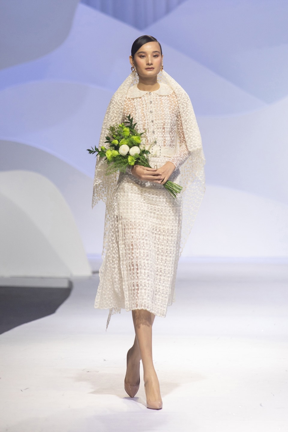 Mở đầu cho BST là sự trở lại sàn diễn của người mẫu Lê Thuý sau khi tuyên bố “giải nghệ” để làm tròn nghĩa vụ làm vợ, làm mẹ cách đây 2 năm. Cô diện một bộ váy rất kì công đính kết tỉ mỉ.