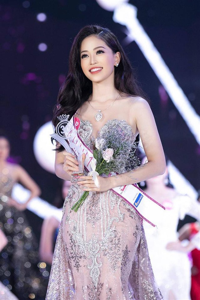 Á hậu Phương Nga giành ngôi vị Á hậu 1 cuộc thi Hoa hậu Việt Nam 2018. Trong suốt cuộc thi, Á hậu Phương Nga luôn là một trong những thí sinh được đánh giá cao nhất bởi cả nhan sắc lẫn tài năng. Ảnh: HHVN.
