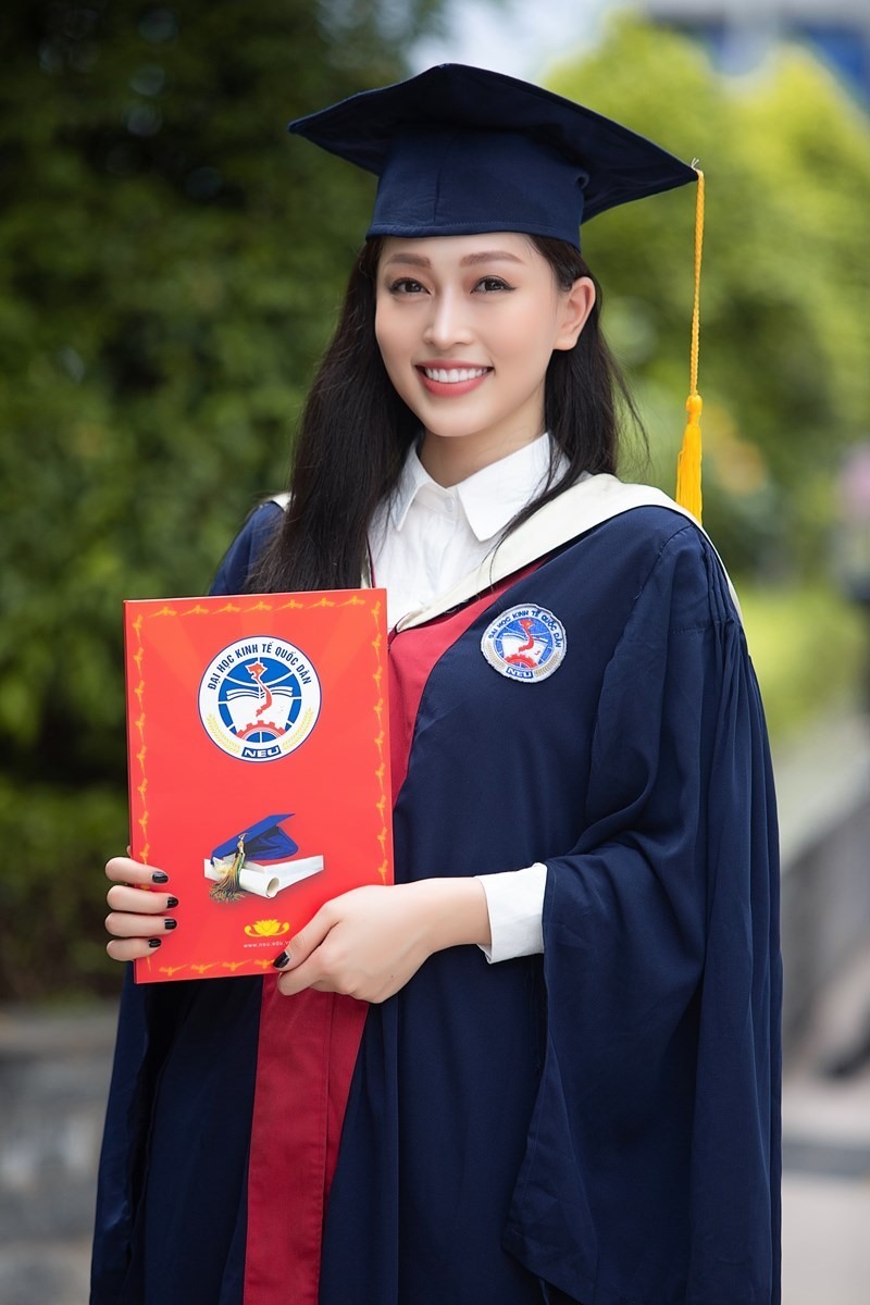 Mới đây, Á hậu Phương Nga vui vẻ khoe trên trang cá nhân những khoảnh khắc trong lễ tốt nghiệp. Trao đổi với Lao Động, cô biết đã tốt nghiệp loại giỏi Đại học Kinh tế Quốc dân chuyên ngành Tài chính tiên tiến. Ảnh: NVCC.