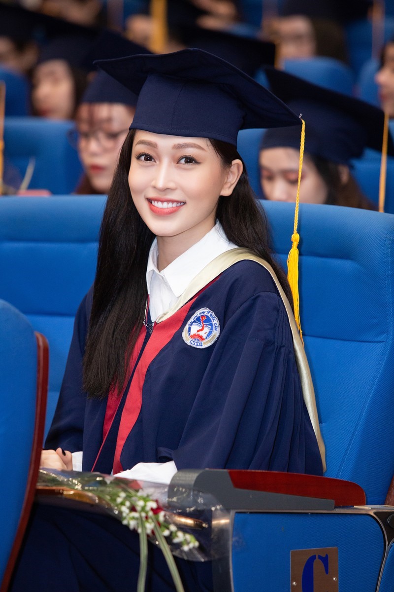 Không chỉ vậy, Á hậu Việt Nam 2018 còn tốt nghiệp với kết quả bảo vệ luận án cao chót vót là 9,3. Cô là một trong những Á hậu có thành tích học tập cao nhất tính tới thời điểm hiện tại. Ảnh NVCC.