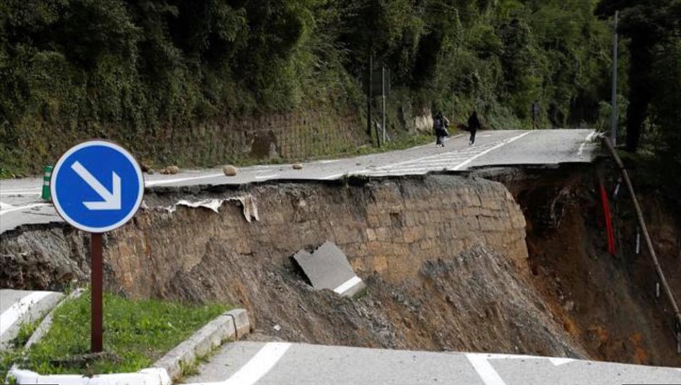 Một cây cầu bị lũ quét cuốn trôi ở Valdieri, Italia hôm 3.10. Ảnh: Reuters