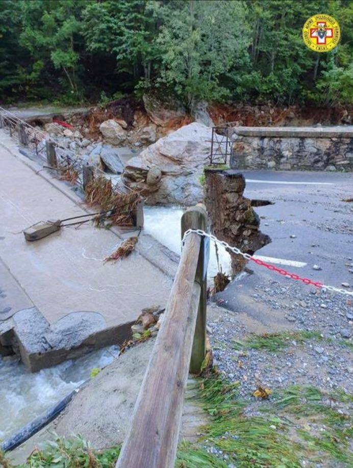 Một con đường hư hại nghiêm trọng bên bờ sông Vesubie sau khi mưa lớn đổ bộ La Bollene-Vesubie, miền nam nước Pháp, ngày 3.10. Ảnh: Reuters