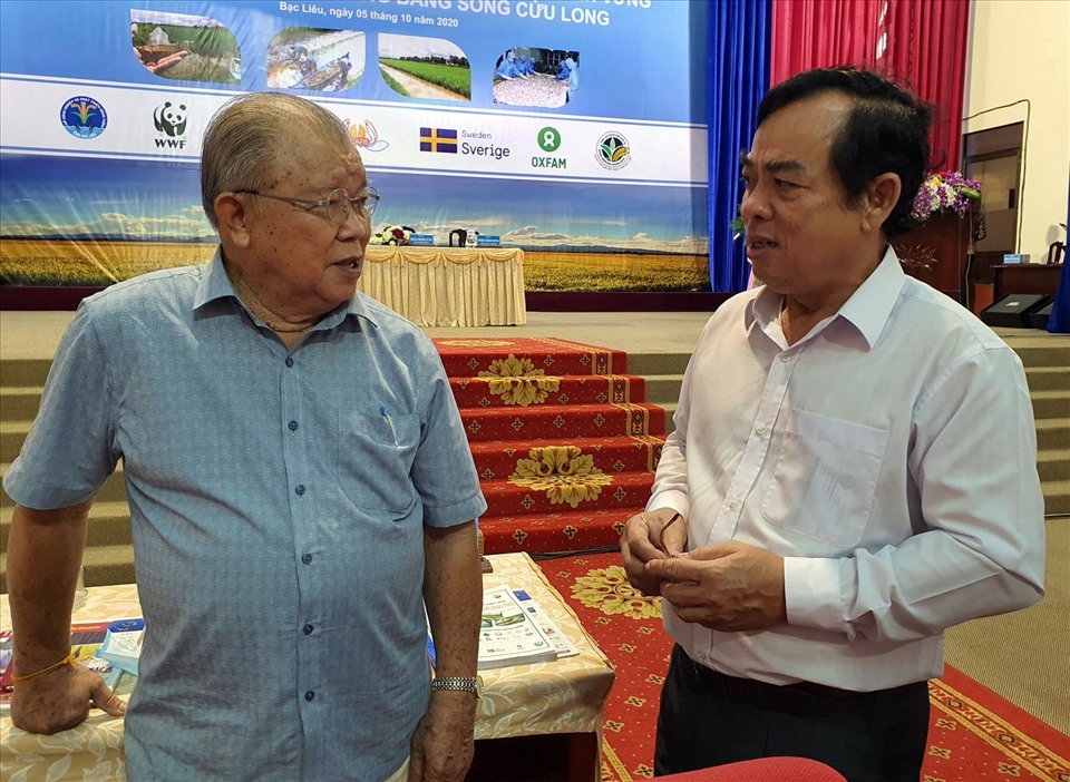 GS.TS Võ Tòng Xuân chuyên gia hành đầu nghiên cứu về mô hình lúa tôm tại ĐBSCL trò chuyện với Chủ tịch UBND tỉnh Bạc Liêu Dương Thành Trung trước khi diễn đàn diễn ra (ảnh Nhật Hồ)