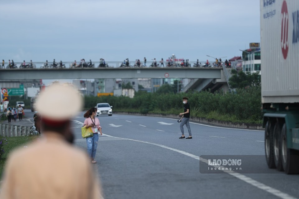 Nhằm hạn chế tình trạng trên, đầu năm 2020, cơ quan chức năng tỉnh Bắc Giang đã lắp đặt một cầu vượt dành cho người đi bộ và xe mô tô. Thế nhưng không có đông công nhân đi qua cầu. Nguyên nhân một phần do vị trí cầu khá xa cổng KCN và lối về phòng trọ của họ.