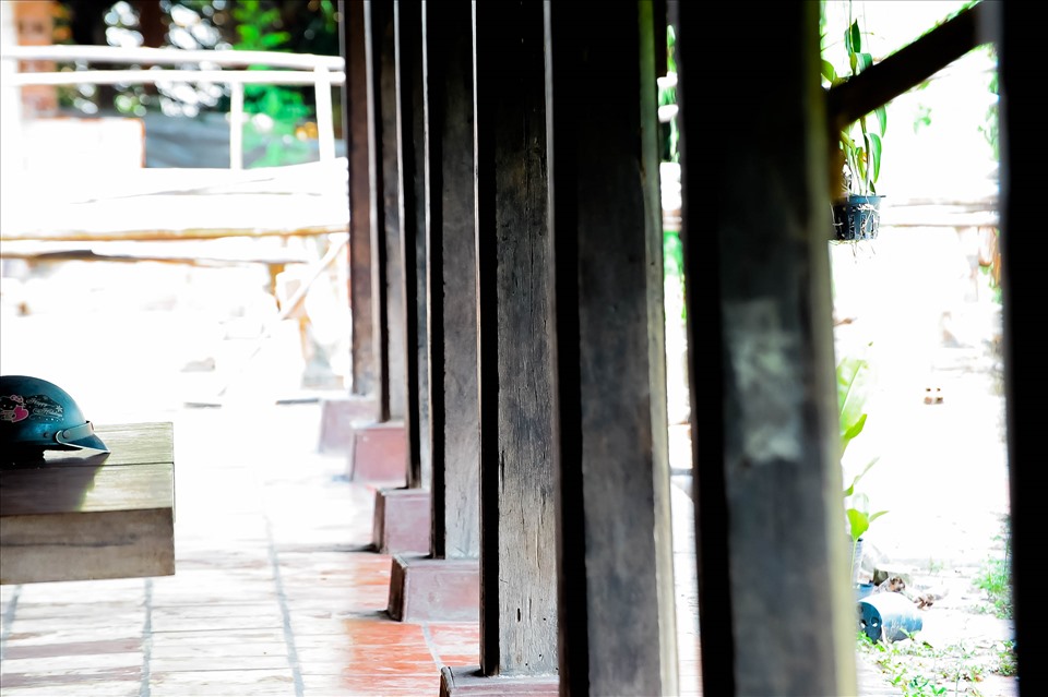 Ngôi nhà một nhóm thợ đến từ làng nghề chạm khắc mộc nổi tiếng ở Huế xây dựng và trang trí. Để hoàn thiện công trình, nhóm thợ đã bỏ ra 3 năm ròng rã.