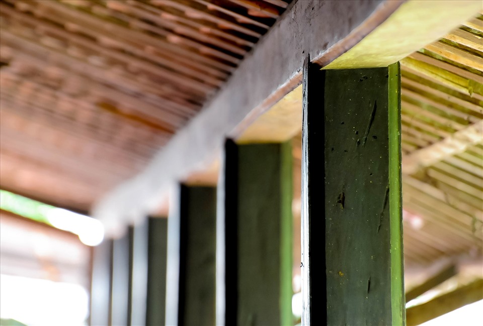 Bộ khung nhà được kết cấu rất vững chãi, các cột làm bằng gỗ căm xe nên rất chắc chắn. Từng cột được xếp thành hàng dài song song theo chiều dọc và chiều ngang đứng chịu lực, ráp nối khít với thân kèo, đòn tay.