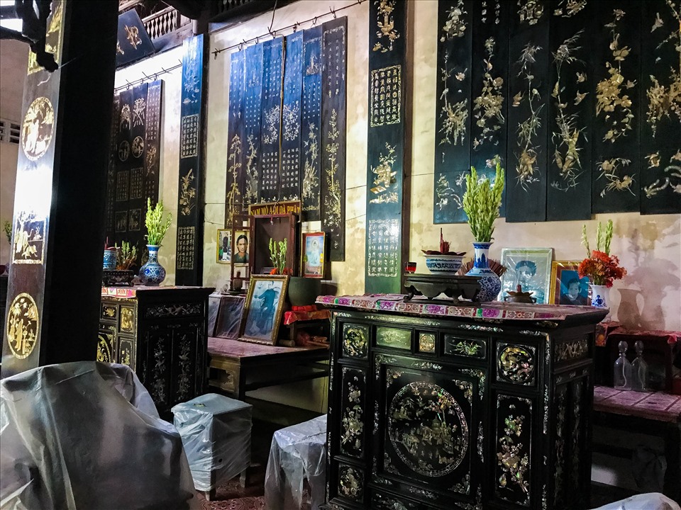 Không gian mặt tiền phía trong ngôi nhà là nơi trang trọng nhất. Ở đây, chủ nhà sắp đặt, trang hoàng trang nghiêm, sang trọng kết hợp hài hòa giữa việc sắp xếp, bài trí nơi thờ phụng, tủ thờ Bắc - Trung - Nam, bộ 4 ghế được khảm xà cừ đẹp mắt, tranh liễn, đèn trang trí...