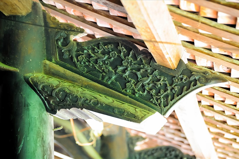 “Để tính số lượng cột cũng rất dễ, chỉ cần đếm số cột ngang 10 cột, chiều dài vô 10 cột rồi cứ thế nhân lên là ra 100 cột. Tuy nhiên, do thời gian những hàng cột nhỏ ít nhiều chịu nắng mưa, xuống cấp. Một phần cột cũng bị dỡ bỏ vì khá rườm rà ảnh hưởng đến sinh hoạt hàng ngày của gia đình. Vì vậy, căn nhà hiện chỉ còn 80 cột” - cụ Tồn chia sẻ.