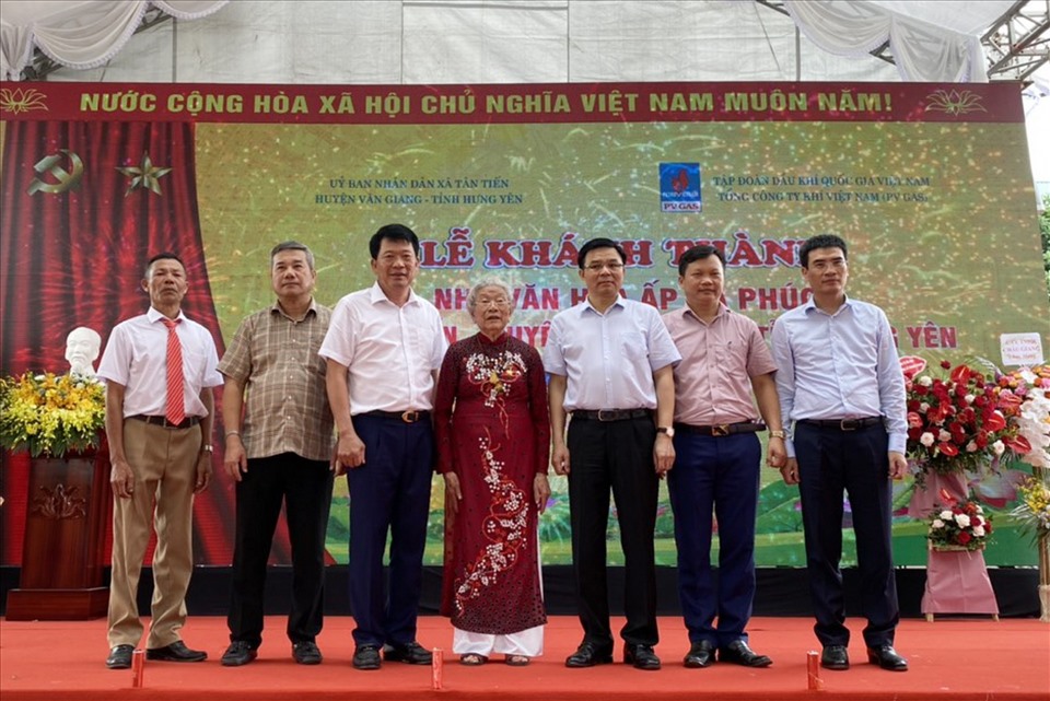 Các đại biểu chụp hình cùng cụ bà Hoàng Thị Phượng – Anh hùng Lực lượng vũ trang nhân dân